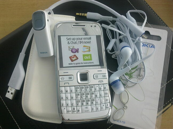Nokia E72 white (3).jpg